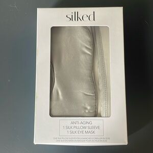 New in Box Silked Anti-Aging Silk Pillow Sleeve and Silk Eye Mask Silver